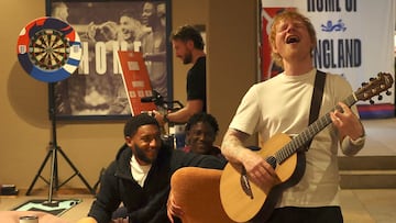 Ed Sheeran da concierto privado en la concentración de Inglaterra