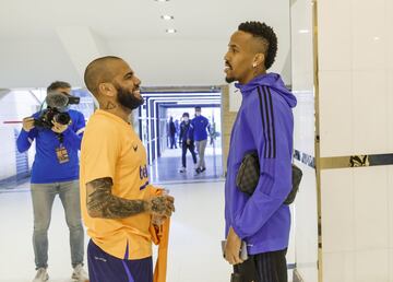 Saludo entre Dani Alves y Militao.