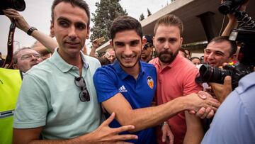 GRAF1434. VALENCIA, 28/08/2018.- El delantero portugués, Gonçalo Guedes (c), tras aterrizar en Valencia en un vuelo privado procedente de París, acompañado del máximo accionista del Valencia CF, Peter Lim. El Valencia ll