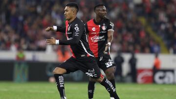 Christopher Trejo, del Atlas, conduce el balón en la Copa Sky en contra del Mazatlán.