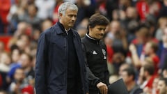 Los portugueses, Jos&eacute; Mourinho y Rui Faria, durante un encuentro del Manchester United.