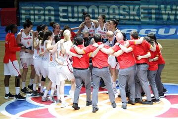 Las jugadoras españolas celebran la victoria.