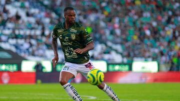 LEON, MEXICO - FEBRUARY 24: Stiven Barreiro of Leon controls the ball during the 8th round match between Leon and Atletico San Luis as part of the Torneo Clausura 2024 Liga MX at Leon Stadium on February 24, 2024 in Leon, Mexico. (Photo by Luis Cano/Jam Media/Getty Images)