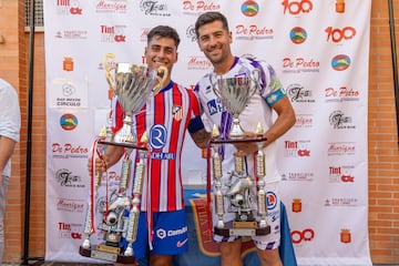 Carlos Martín recoge el trofeo como capitán.