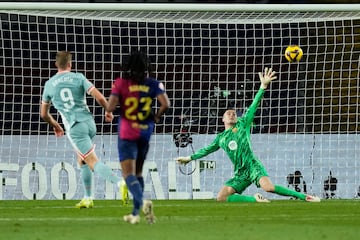 BARCELONA, 21/12/2024.- El delantero noruego del Atlético de Madrid Alexander Sørloth (i) marca su gol durante el partido de la jornada 18 de LaLiga entre el FC Barcelona y el Atlético de Madrid, este sábado en el estadio olímpico Lluis Companys. EFE/Siu Wu
