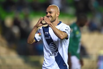 El Puebla de Enrique 'Ojitos' Meza no tira la toalla. Su sorpresiva goleada 0-4 en León los puso en carrera por el último boleto para la Liguilla del fútbol mexicano. Con 18 puntos, y un fútbol ofensivo, 'El Ojitos' potencia al máximo a una plantilla sin nombres rutilantes. 'La Franja' marcha en el 11° lugar, pero está solo dos puntos de la zona de clasificación. Todo es posible. 