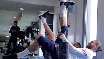 Sergio Ramos, jugador del PSG, se recupera en el gimnasio.