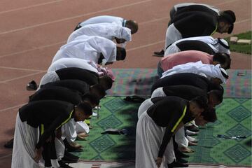 Los jugadores del equipo nacional de fútbol de Qatar realizan una oración antes de su  última sesión de entrenamiento antes del partido final de la Copa Asiática contra Japón 