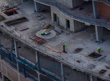 Se contempla que las "escamas" de la fachada sean de vidrio translúcido con función fotovoltaica (produciendo electricidad limpia), con la forma del escudo del club.