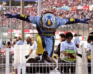 La 迆ltima victoria con el Renault campe車n la logr車 en Suzuka y sirvi車 para dar un golpe en el Mundial: Schumacher abandon車 por rotura de su motor y el asturiano se distanci車 lo suficiente para asegurar la segunda corona unas semanas despu谷s en Interlagos, Brasil. Massa (Ferrari) y Fisichella (Renault) completaron aquel podio.