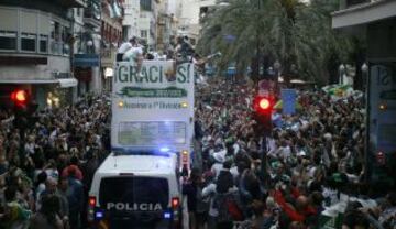 El equipo festeja el ascenso por las calles de Elche.