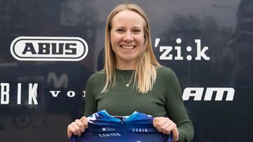 La ciclista neerlandesa Mareille Meijering posa con el maillot del equipo Movistar.