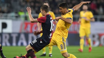 Soccer Football - Serie A - Cagliari Calcio vs Juventus - Sardegna Arena, Cagliari, Italy - January 6, 2018   Juventus&rsquo; Sami Khedira in action with Cagliari&#039;s Nicolo Barella    REUTERS/Alberto Lingria