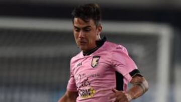 Dybala conduce el balón en un partido: es la joya del Palermo que media Europa quiere.