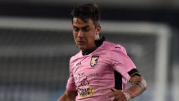 Dybala conduce el bal&oacute;n en un partido: es la joya del Palermo que media Europa quiere.
 