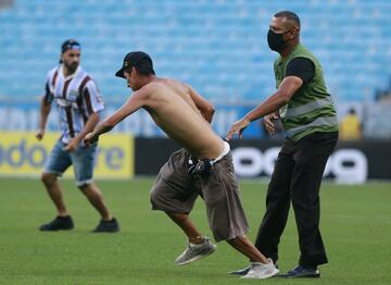 Los radicales del Gremio saltaron al terreno de juego durante el encuentro frente a la Sociedade Esportiva Palmeiras. Los asaltantes destrozaron el VAR como protesta de la derrota. 