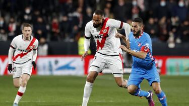 Bebé pelea un balón con Koke.