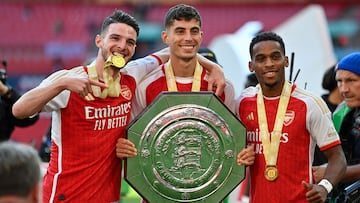 The new signings, Arsenal's English midfielder Declan Rice (L), Arsenal's German midfielder Kai Havertz (C) and Arsenal's Dutch defender Jurrien Timber (R) pose with the trophy as Arsenal players celebrate winning the English FA Community Shield football match between Arsenal and Manchester City at Wembley Stadium, in London, August 6, 2023. Arsenal won after a 4-1 penalty shoot-out win, following the 1-1 draw in 90 minutes. (Photo by JUSTIN TALLIS / AFP) / NOT FOR MARKETING OR ADVERTISING USE / RESTRICTED TO EDITORIAL USE