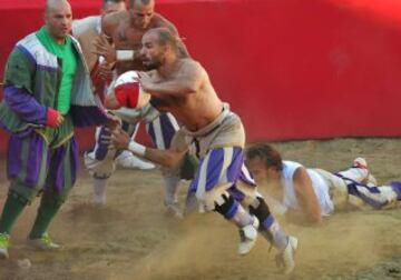 El equipo blanco contra el verde disputan el partido ataviados con las ropas tradicionales.