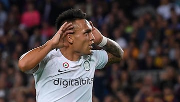 Inter Milan's Argentinian forward Lautaro Martinez celebrates scoring his team's second goal during the UEFA Champions League 1st round, group C, football match between FC Barcelona and Inter Milan at the Camp Nou stadium in Barcelona on October 12, 2022. (Photo by Josep LAGO / AFP) (Photo by JOSEP LAGO/AFP via Getty Images)