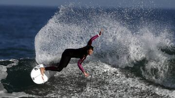 La surfista Leticia Canales, durante su entrenamiento de este s&aacute;bado en Soperlana (Vizcaya).