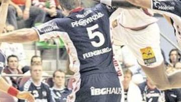 <b>ARROLLADORES. </b>Acciones como la de Fis, desde nueve metros, no tuvieron contestación posible.