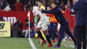 El delantero colombiano Luis Fernando Muriel apoyado por el director t&eacute;cnico del Sevilla Vincenzo Montella