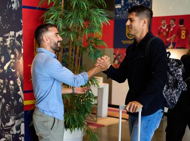 Saludo entre Carvajal y Morata.