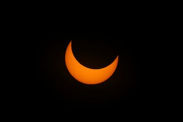 El paso de la luna frente al sol durante el  eclipse solar anular, en Las Horquetas, Santa Cruz, Argentina.