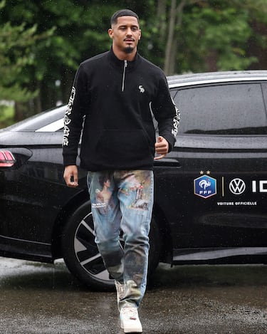 El defensa francés William Saliba a la llegada a la concentración. 