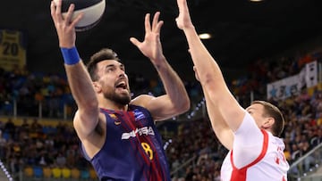 Pierre Oriola lanza ante Johannes Voigtmann durantel el Barcelona-Baskonia.