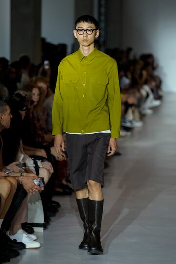 Un modelo luce una creaci¨®n como parte de la colecci¨®n masculina Primavera Verano 2024 de Neil Barret presentada en Mil¨¢n.