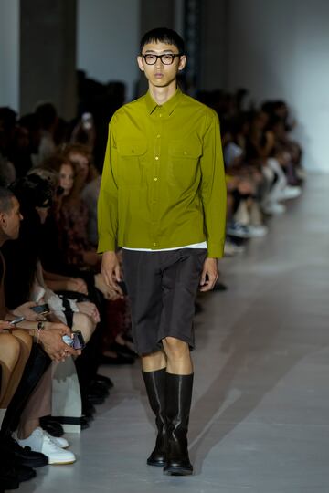 Un modelo luce una creación como parte de la colección masculina Primavera Verano 2024 de Neil Barret presentada en Milán.