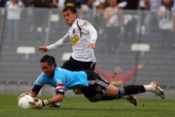 En el Clausura 2009 enfrentó a la U jugando por Colo Colo. En la foto Miguel Pinto le gana una pelota.