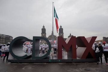 La clase se ha desarrollado en el Zócalo, la plaza central de la ciudad de México para intentar superar el récord que ostenta actualmente Moscú, que en 2017 reunió a unos 3.000 participantes.