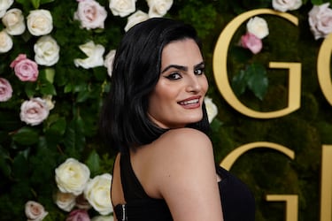 Nava Mau posa durante la alfombra roja de los Globos de Oro 2025 celebrados en el Hotel Beverly Hilton de los Ángeles.
