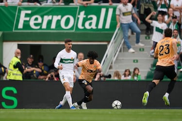 La indumentaria del Elche está inspirada en la temporada 1991-1992, un momento especial en la historia del club que marcó una etapa significativa a nivel deportivo.