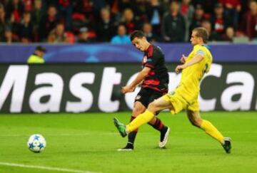 Los rostros de Javier Chicharito Hernández tras marcar su primer gol con el Bayer Leverkusen en Champions