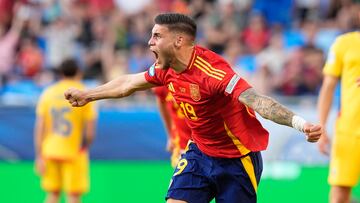 Roberto Fernández celebra tras marcar el segundo gol ante Rumanía.
