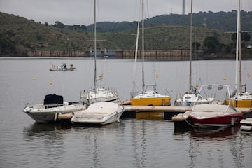 Vista del embalse de San Juan, a 19 de marzo de 2025, en Madrid. El embalse de San Juan se encuentra desembalsando a una tasa de 246 metros cbicos por segundo por lo cual la Conferencia Hidrogrfica del Tajo ha recomendado extremar las precauciones en las zonas en torno a la presa.