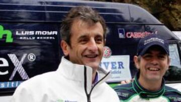 <b>EN BUENAS MANOS. </b>Vallejo junto a Luis Moya, su jefe de equipo.