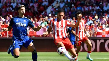 Partido Almería-Granada. Boyé dispiuta un balón con Kaiky,
