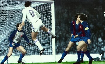 Remate de Santillana, del Real Madrid, durante el Clásico de octubre de 1983.