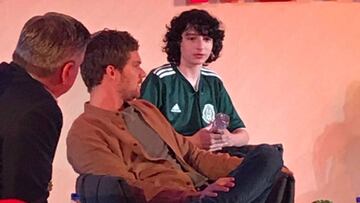 Finn Wolfhard, Gaten Matarazzo y Caleb McLaughlin se enfundaron en la nueva playera del equipo nacional, misma que a&uacute;n no se estrena.