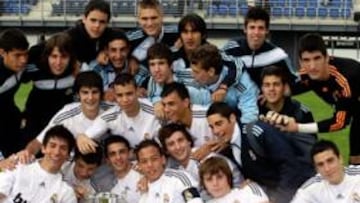 <b>ALEGRÍA DE CAMPEONES. </b>Los cadetes blancos posaron para AS tras adjudicarse el Trofeo Miguel Malbo.