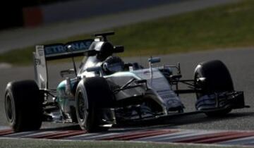 GRA320. MONTMELÓ (BARCELONA), 27/02/2015.- El piloto alemán de Mercedes, Nico Rosberg, durante la segunda jornada de la tercera tanda de entrenamientos oficiales de Fórmula Uno que se celebran en el Circuito de Catalunya de Montmeló. EFE/Alberto Estévez