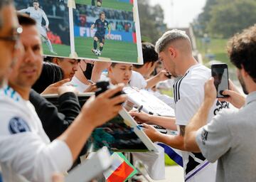 Fede Valverde firma autógrafos a los aficionados.
 