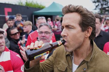 El copropietario del Wrexham, Ryan Reynolds, bebe cerveza antes del partido.