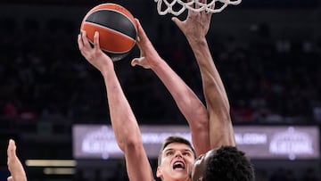 Vitoria, 26/02/2026.- El ala-pivot de Valencia Basket Jaime Pradilla intenta encestar ante el pivot guineano de Bakonia Isiaha Mike durante el encuentro de Euroliga que disputan este jueves Baskonia y Valencia Basket en el pabellón Fernando Buesa Arena de Vitoria. EFE / ADRIAN RUIZ HIERRO.