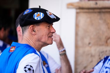 Imágenes de las aficiones del Atlético de Madrid y Real Sociedad en las calles de Sevilla a horas de disputarse la Final de la Copa del Rey.